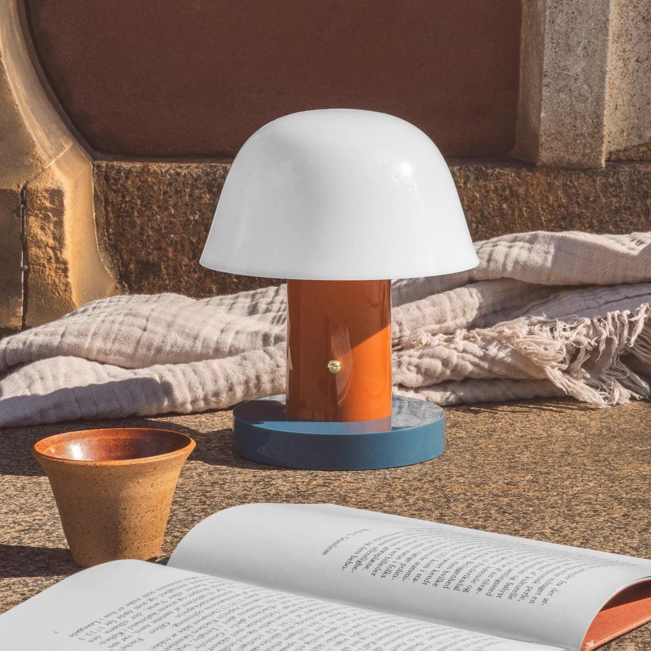 Soppformet trådløs lampe i et varmt bordarrangement