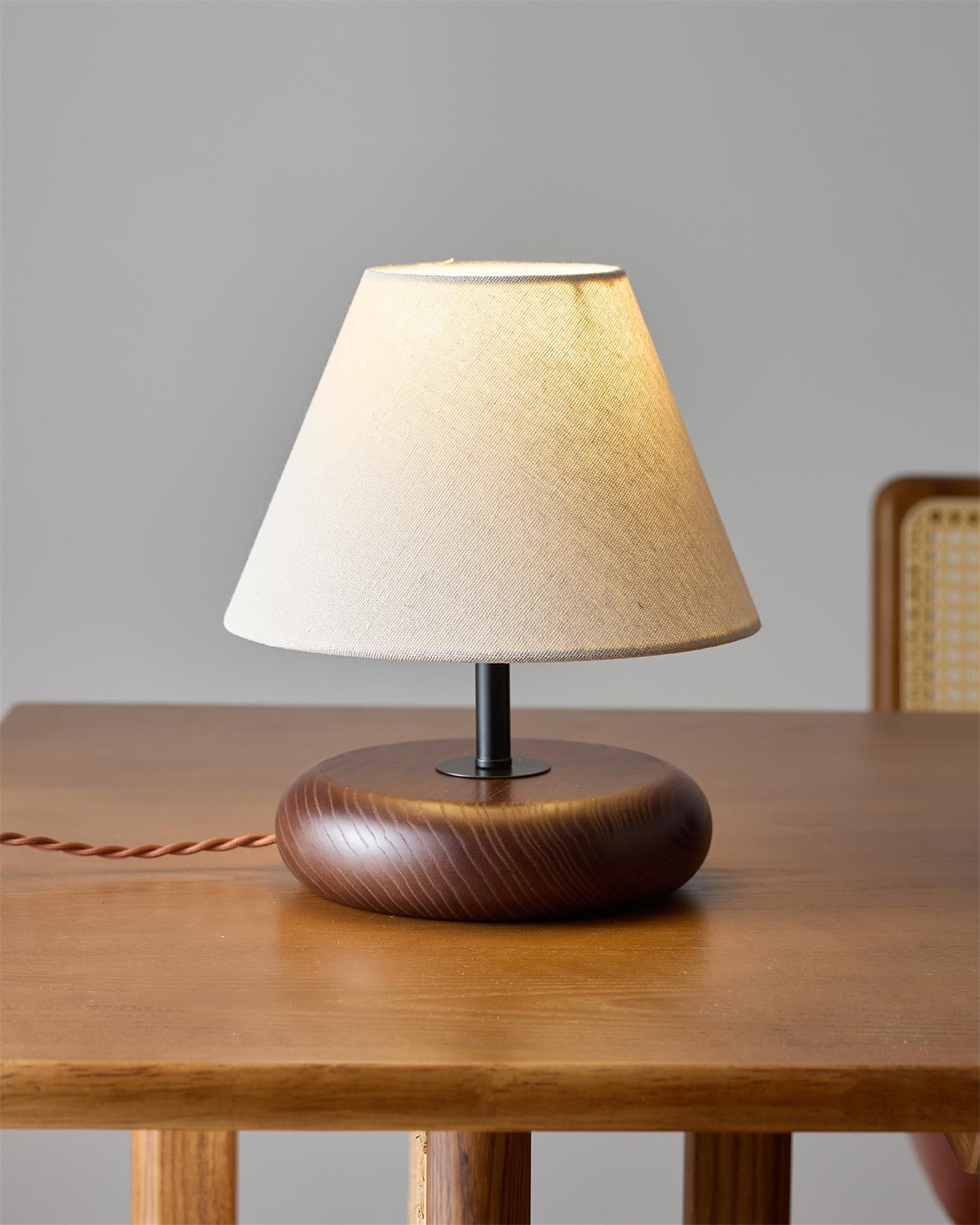 Lampa stołowa Olen D100 na drewnianym stole