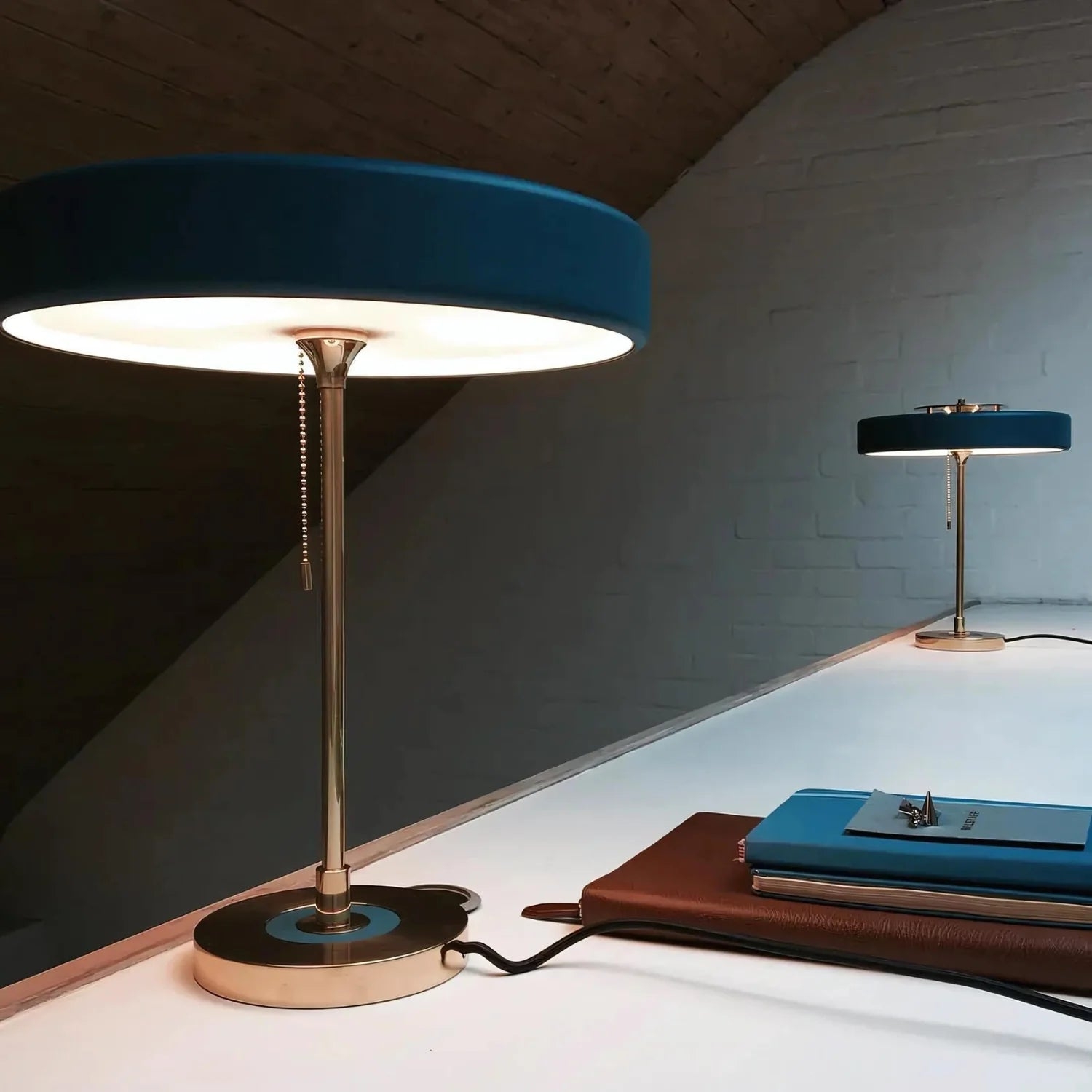Radiant Tower of Light Minimalist Metal Table Lamp D803