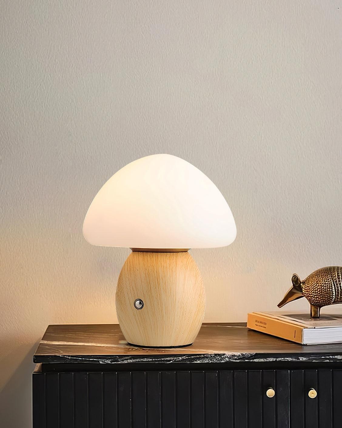 Lampa grzybkowa na szafce z książkami i drobnym wystrojem