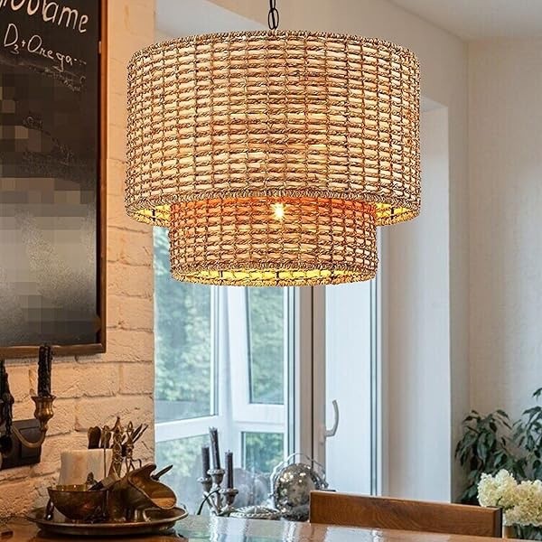 Oświetlona lampa wisząca z naturalnego rattanu w pobliżu okna