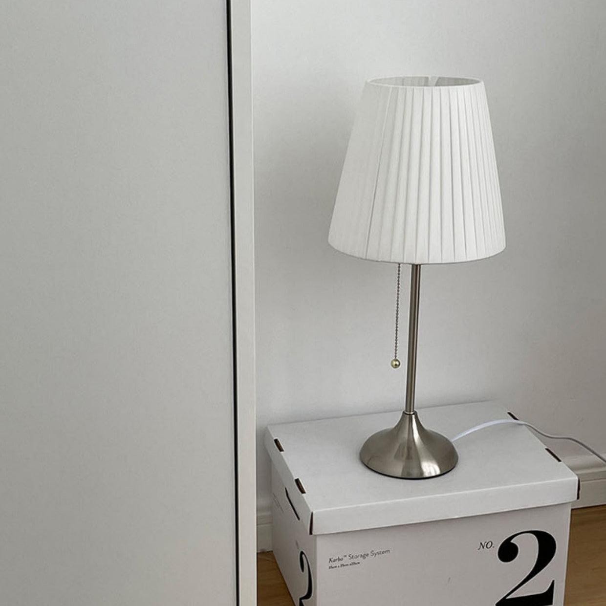 M91-lampe på et hvitt skap eller nattbord