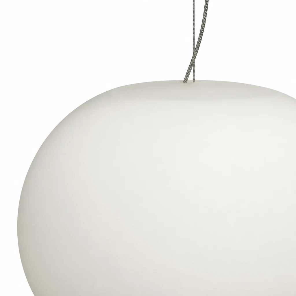 Zbliżenie szczegółów lampy wiszącej Globular o matowym kloszu i wykończeniu