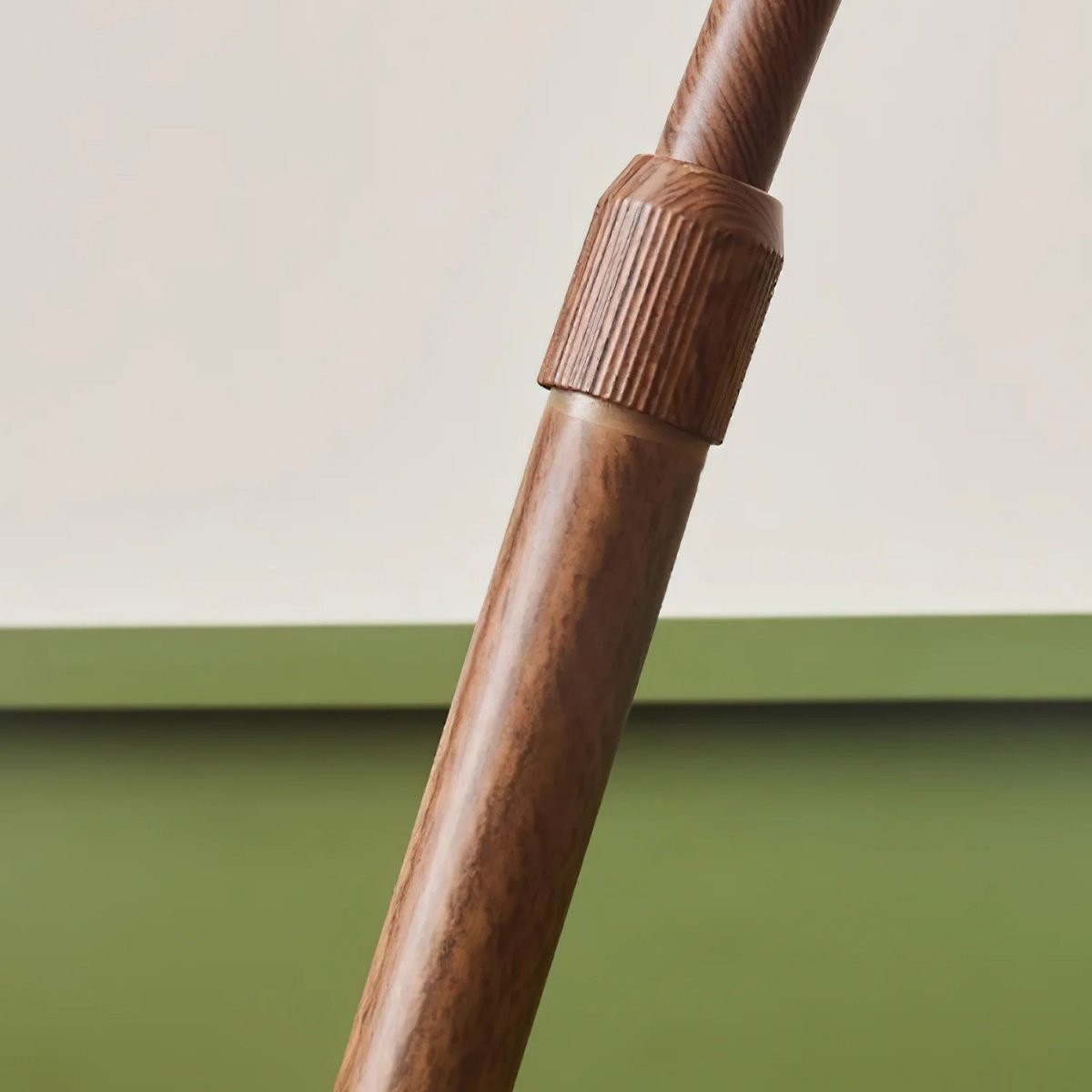 Detalle de poste de madera y collar ajustable