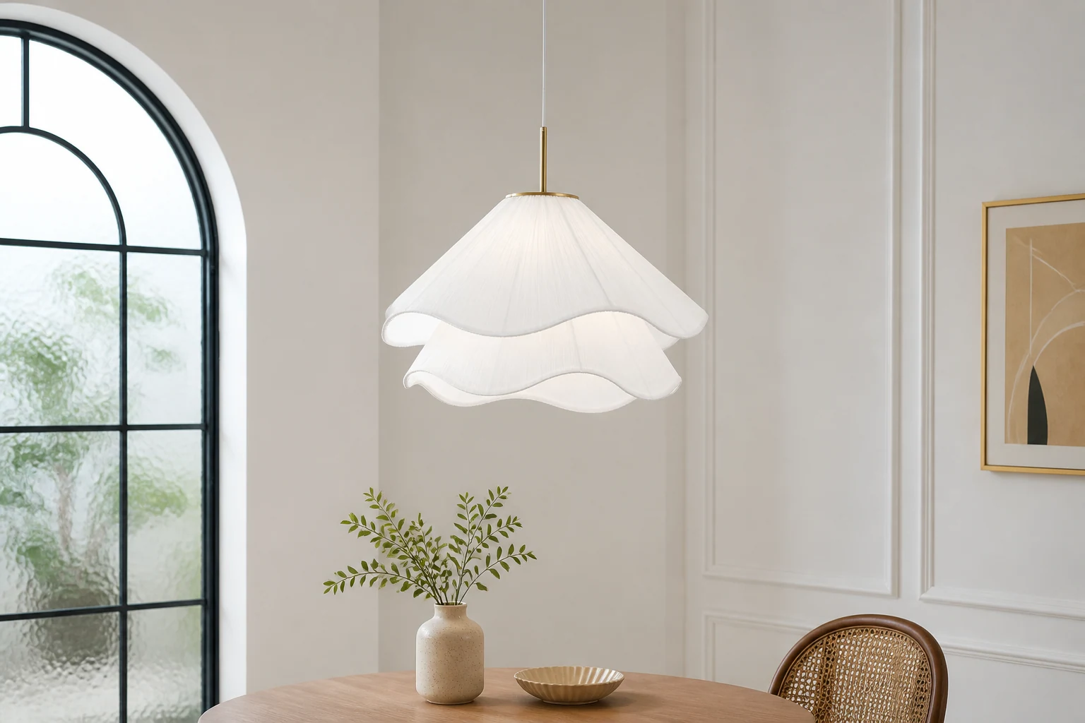 Biała lampa wisząca M249 z warstwowymi plisami pokazana w stylu pokoju lifestylowego