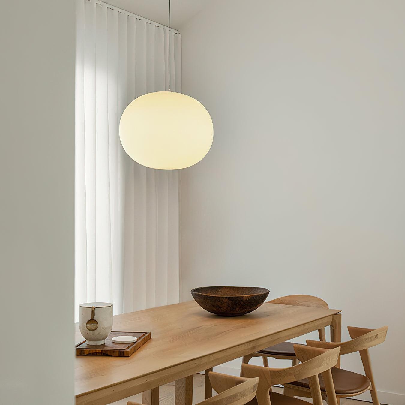 Kulista lampa wisząca nad stołem w jadalni