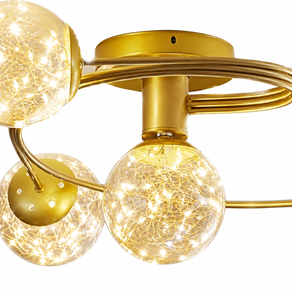 Zbliżenie detalu lampy sufitowej VENUS Light z wykończeniem w kolorze złotym, z metalu i szkła