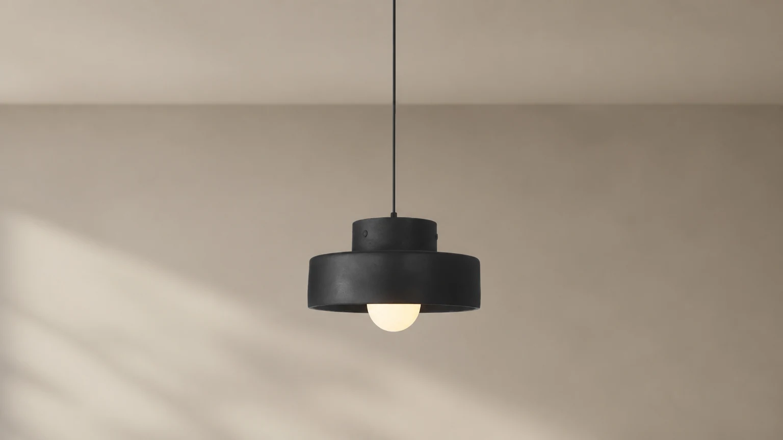 Lampa wisząca z żywicy Nordic Cylinder S121 w spokojnym pomieszczeniu