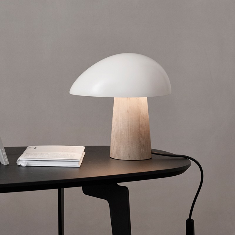 Vit skärm Night Owl bordslampa på skrivbord med synlig sladd