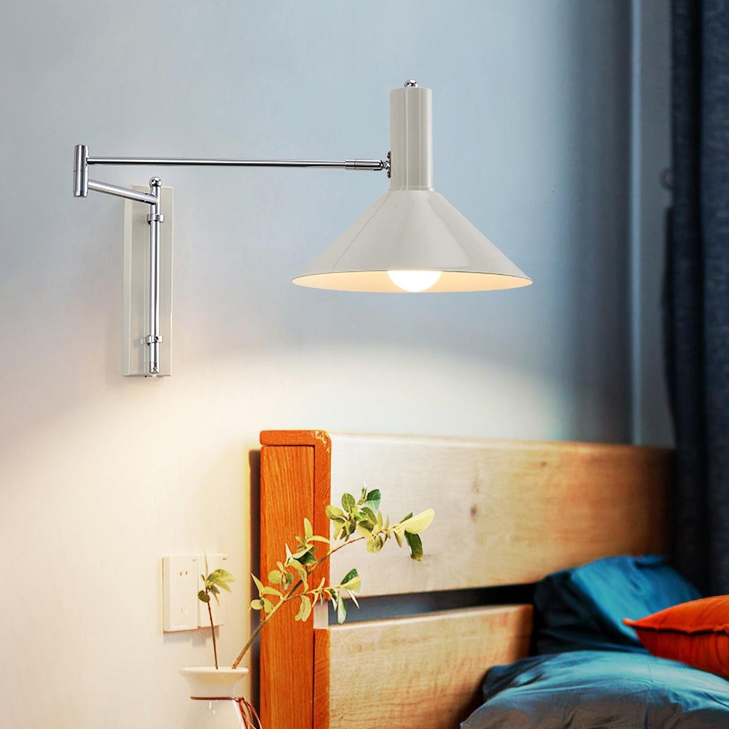 Biała lampa ścienna montowana nad zagłówkiem łóżka