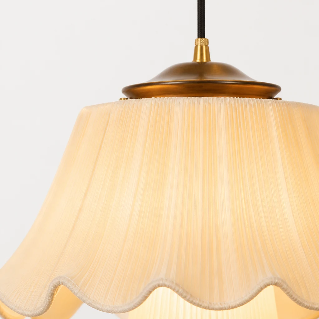 Zbliżenie na plisowany klosz i wykończenie lampy wiszącej Savena