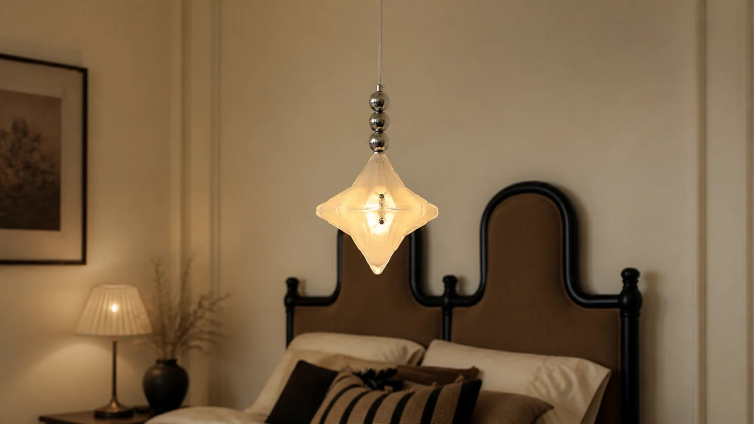 Lampa wisząca w kształcie gwiazdki w stylu Art Deco Astris Elara z matowego szkła w scenie pokojowej