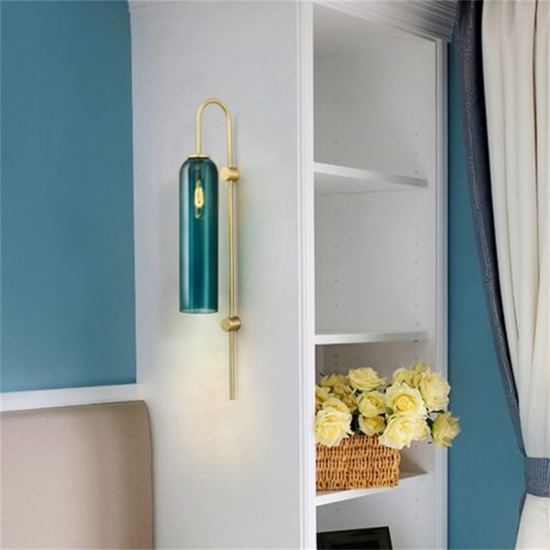Applique murale en verre installée dans une alcôve de chambre