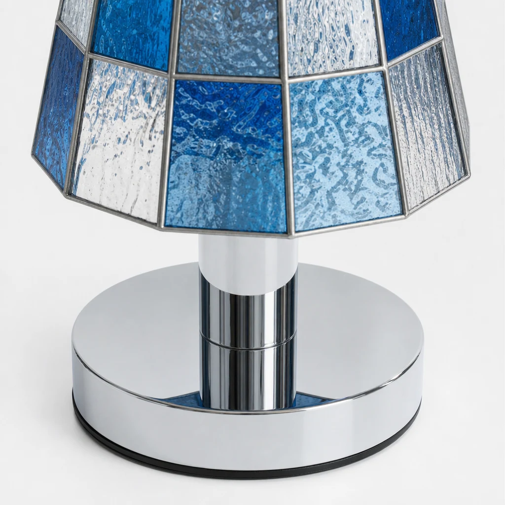 Zbliżenie na mozaikowy szklany klosz lampy stołowej Fun Guy