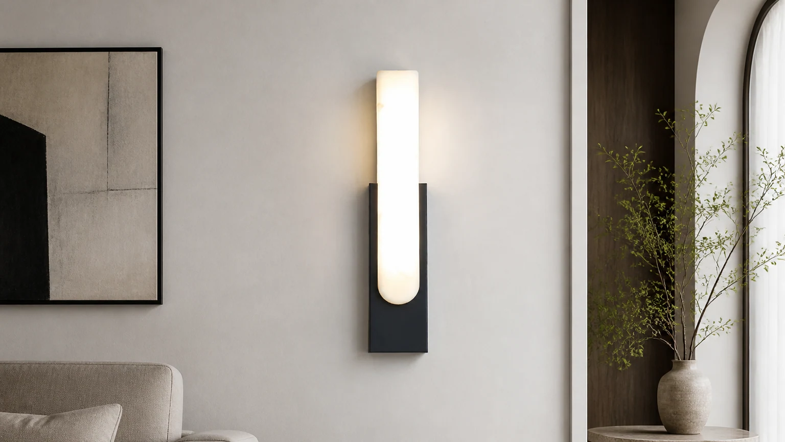 Kinkiet Agatha Alabaster D395 zainstalowany w spokojnej scenie wnętrza
