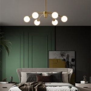 Lampa wisząca Nordic Sunlight zainstalowana nad łóżkiem w sypialni