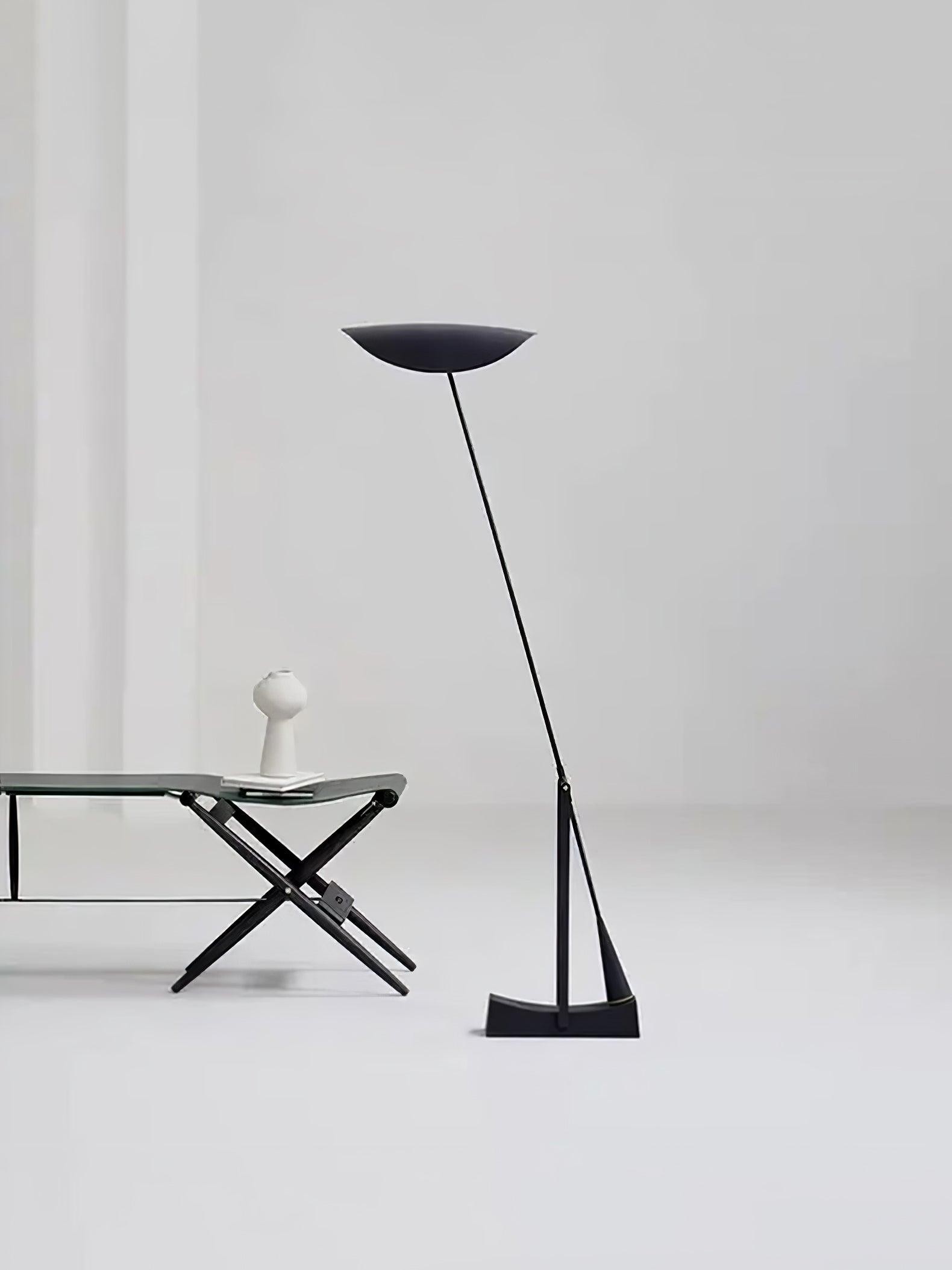 Lampa podłogowa w minimalistycznym pokoju typu studio ze stołem