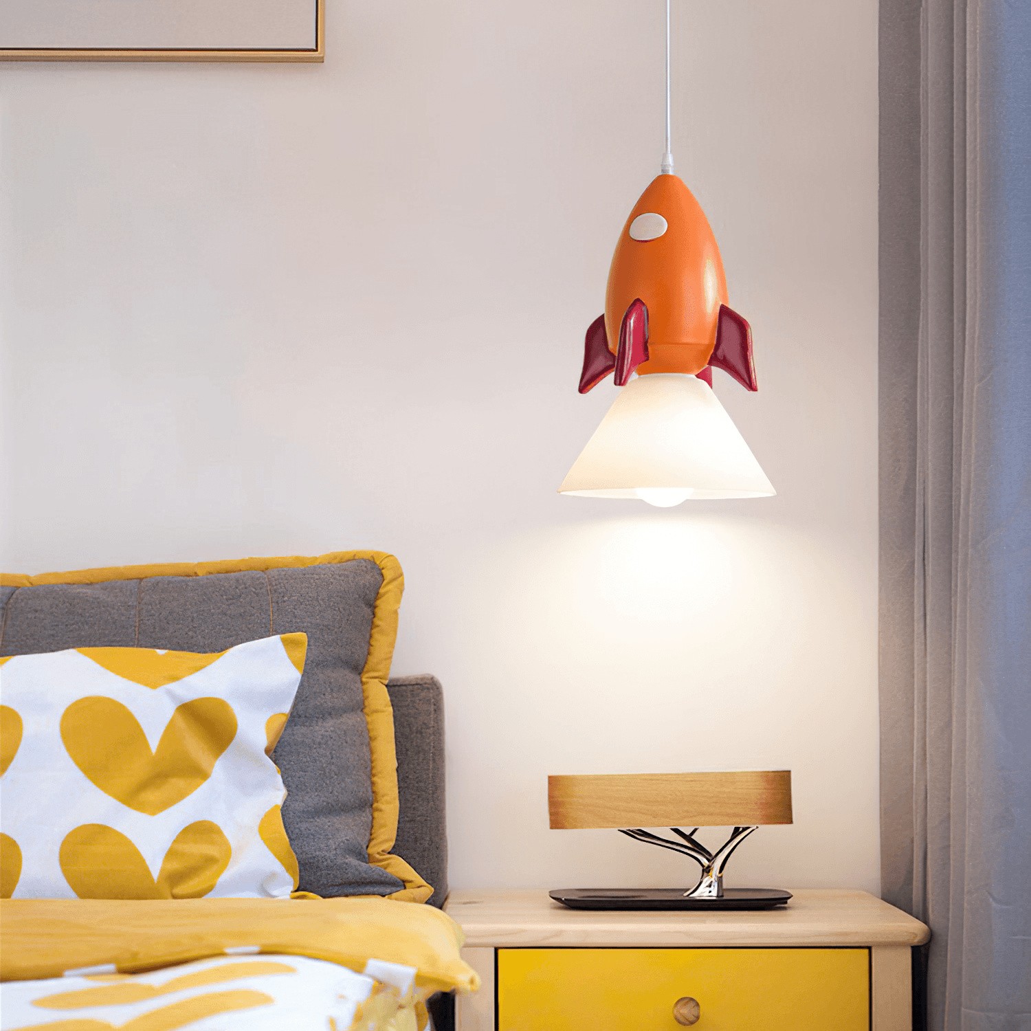Lampa wisząca Rocket świecąca w sypialni