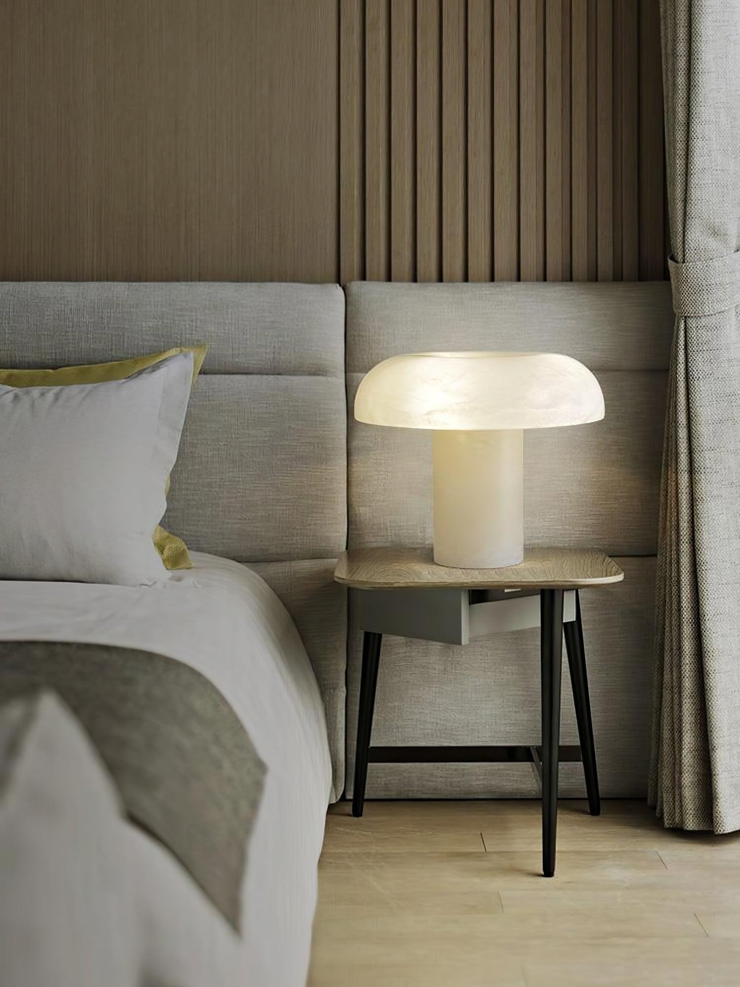Lampa M450 na szafce nocnej obok łóżka