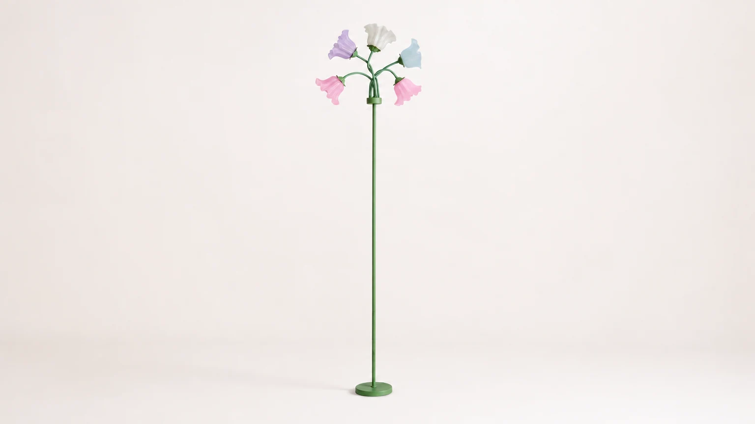 Lampa podłogowa Florinetta D115 w delikatnej scenie wnętrza
