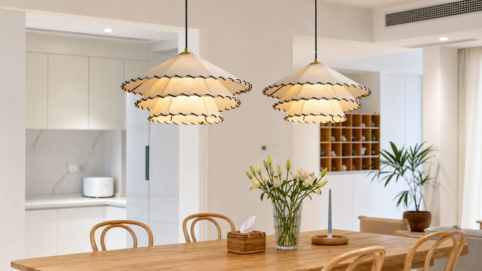 Lampa wisząca Panya Plug In D59 pokazana jako ciepła, pozioma scena wisząca w jadalni