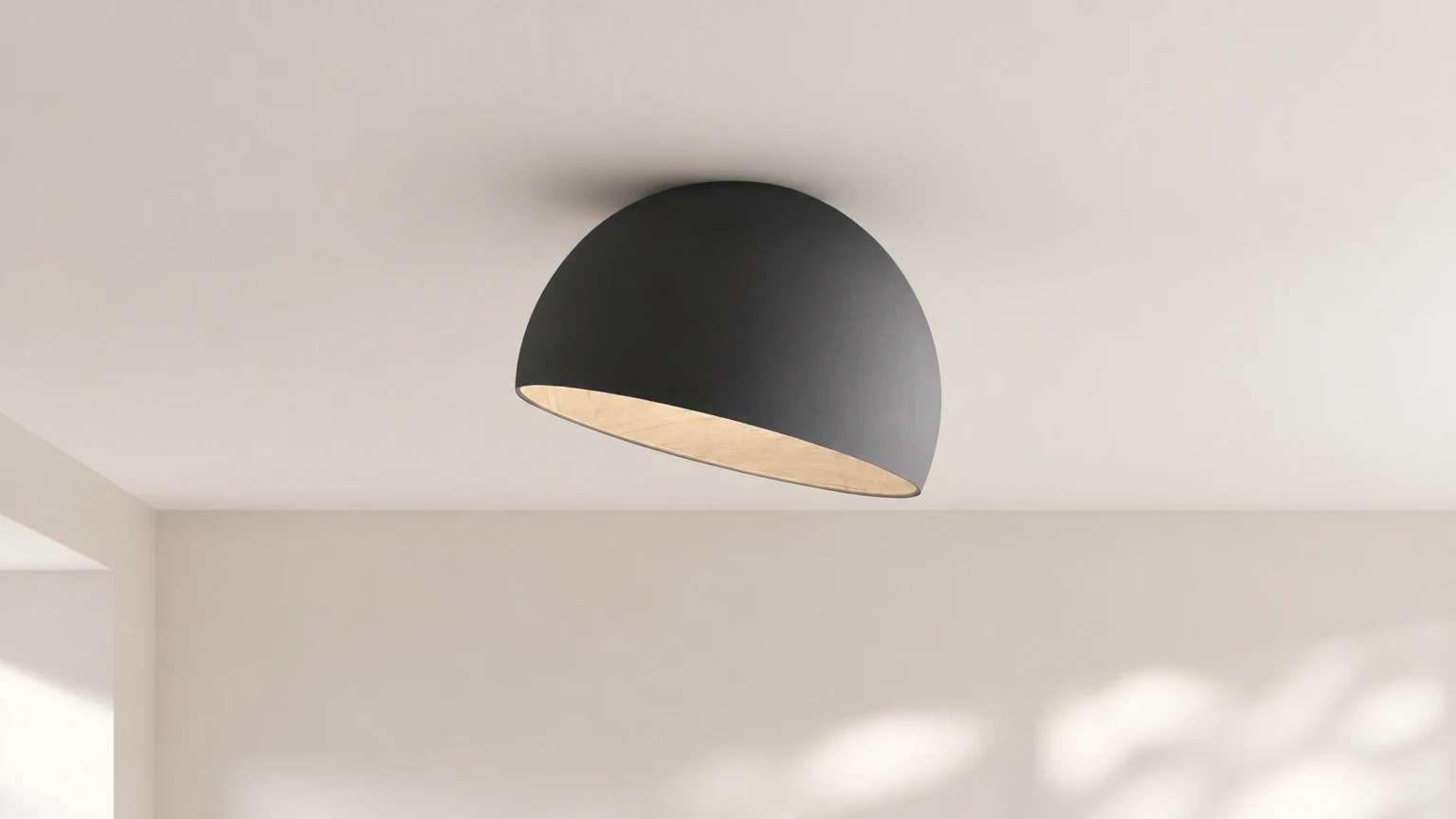 Prosta, nowoczesna, nordycka lampa sufitowa LED Eggshell M385 w spokojnej scenie wewnętrznej