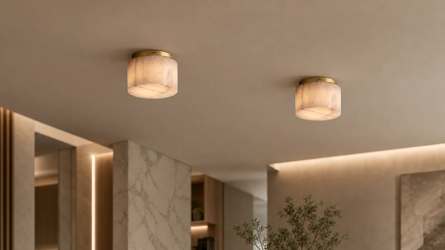 Alabastrowa lampa sufitowa Rivage zainstalowana w ciepłym wnętrzu