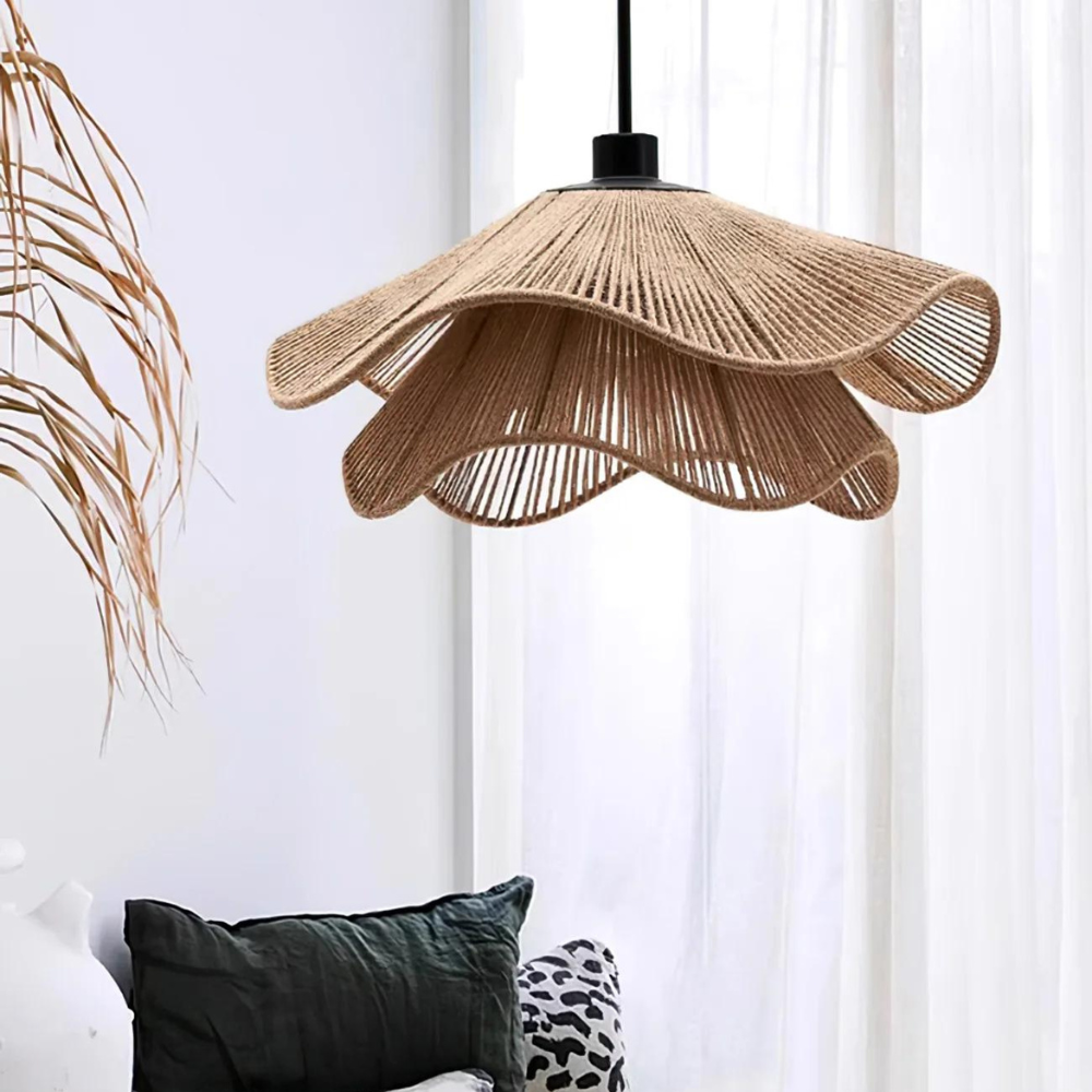 Lámpara colgante de yute natural en una habitación luminosa con cortinas.