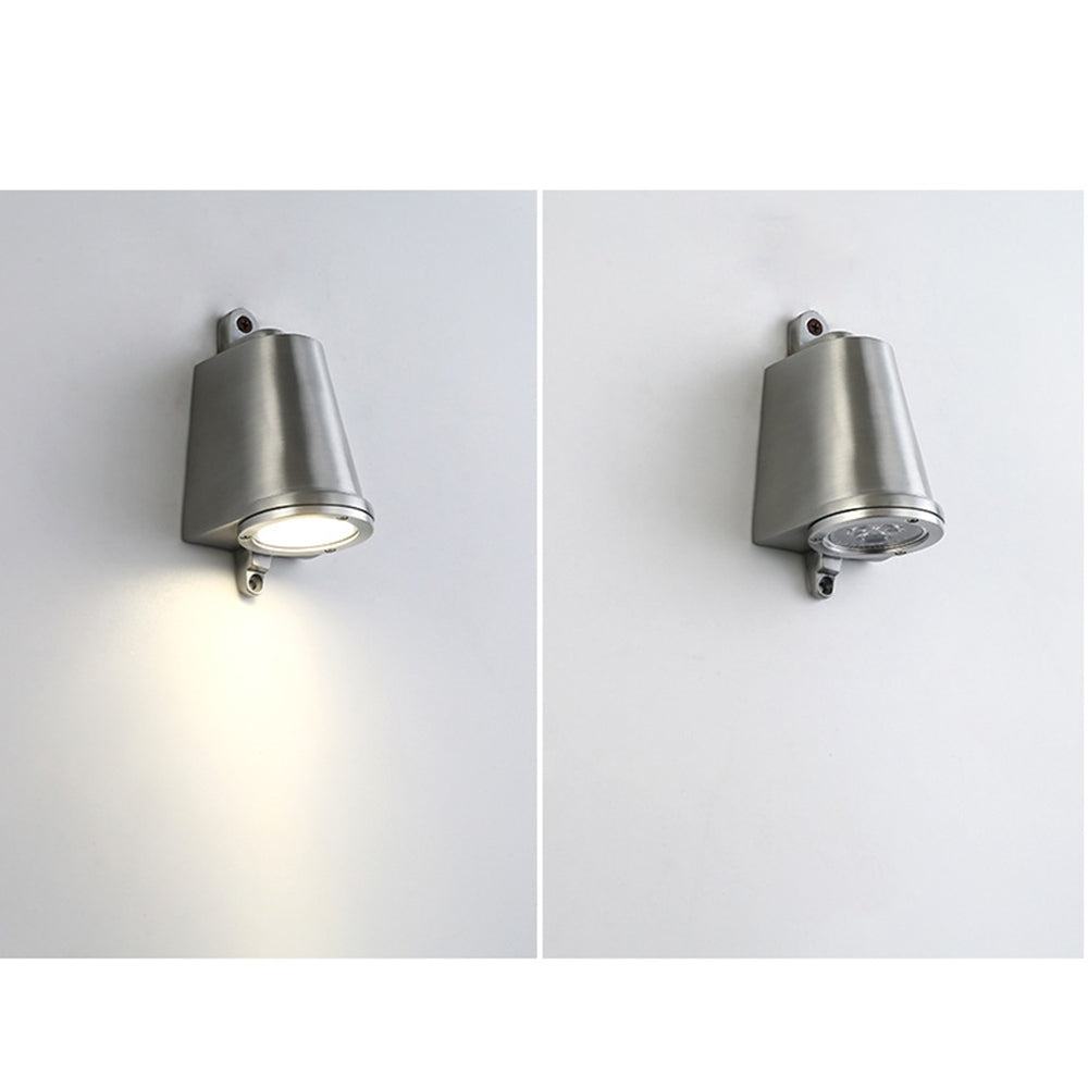 Comparación detallada de apliques de pared exteriores tipo campana encendidos y apagados.