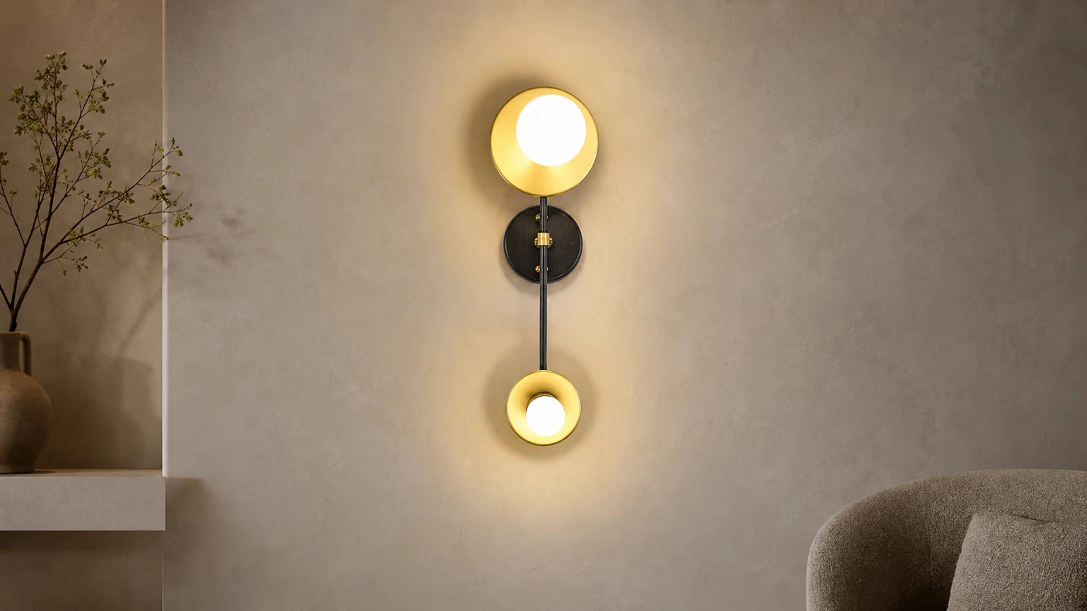 Prosta lampa ścienna Crystal Bubble M579 w ciepłej scenerii wnętrza