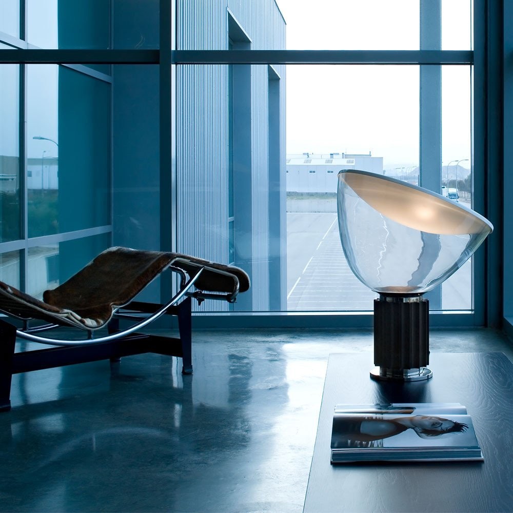Lampa na niskim podeście w nowoczesnym pokoju z oknem