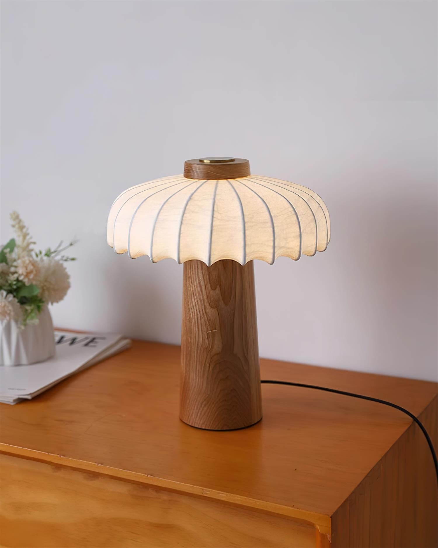 Lampa stołowa Juego z jasnego drewna w scenie narożnej szafki
