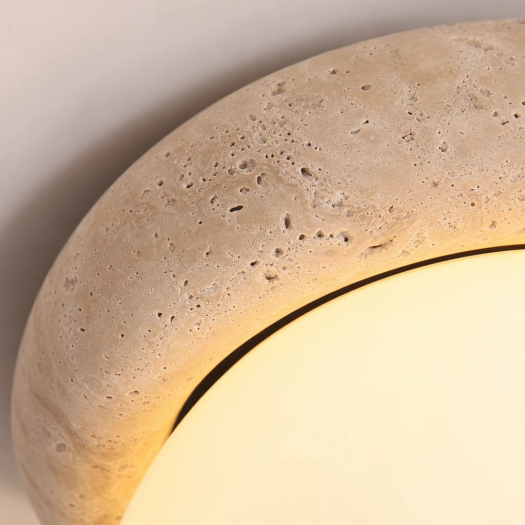 Zbliżenie tekstury trawertynu i szczegółów materiału lampy sufitowej
