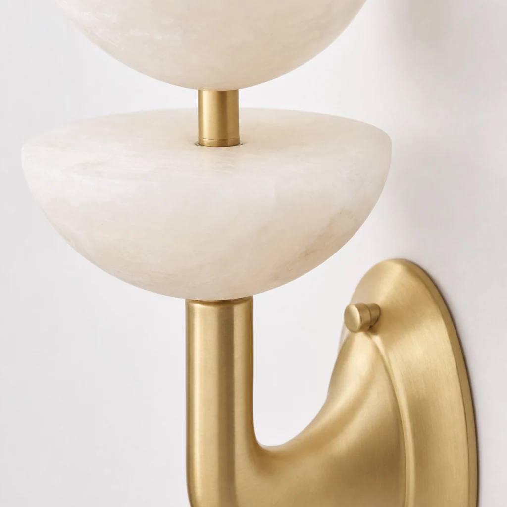 Zbliżenie na alabastrowy klosz i metalowe wykończenie kinkietu Triple Alabaster D565