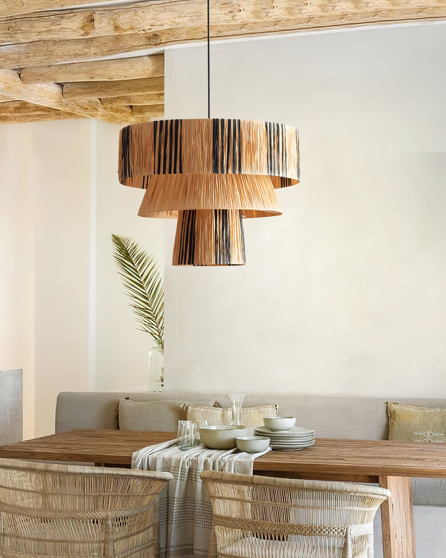 Lampa wisząca Hiroshi nad stołem w jadalni z drewnianymi belkami
