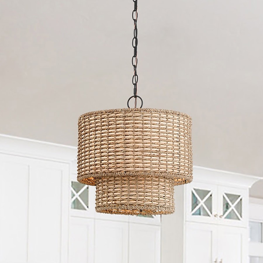 Wyraźna pojedyncza rattanowa lampa wisząca na jasnym tle wnętrza