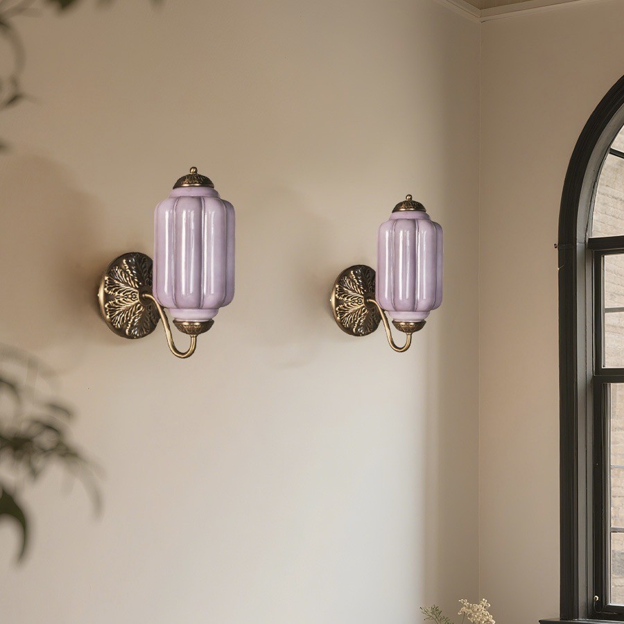 Lilla rosa glassvegglamper på en innvendig vegg
