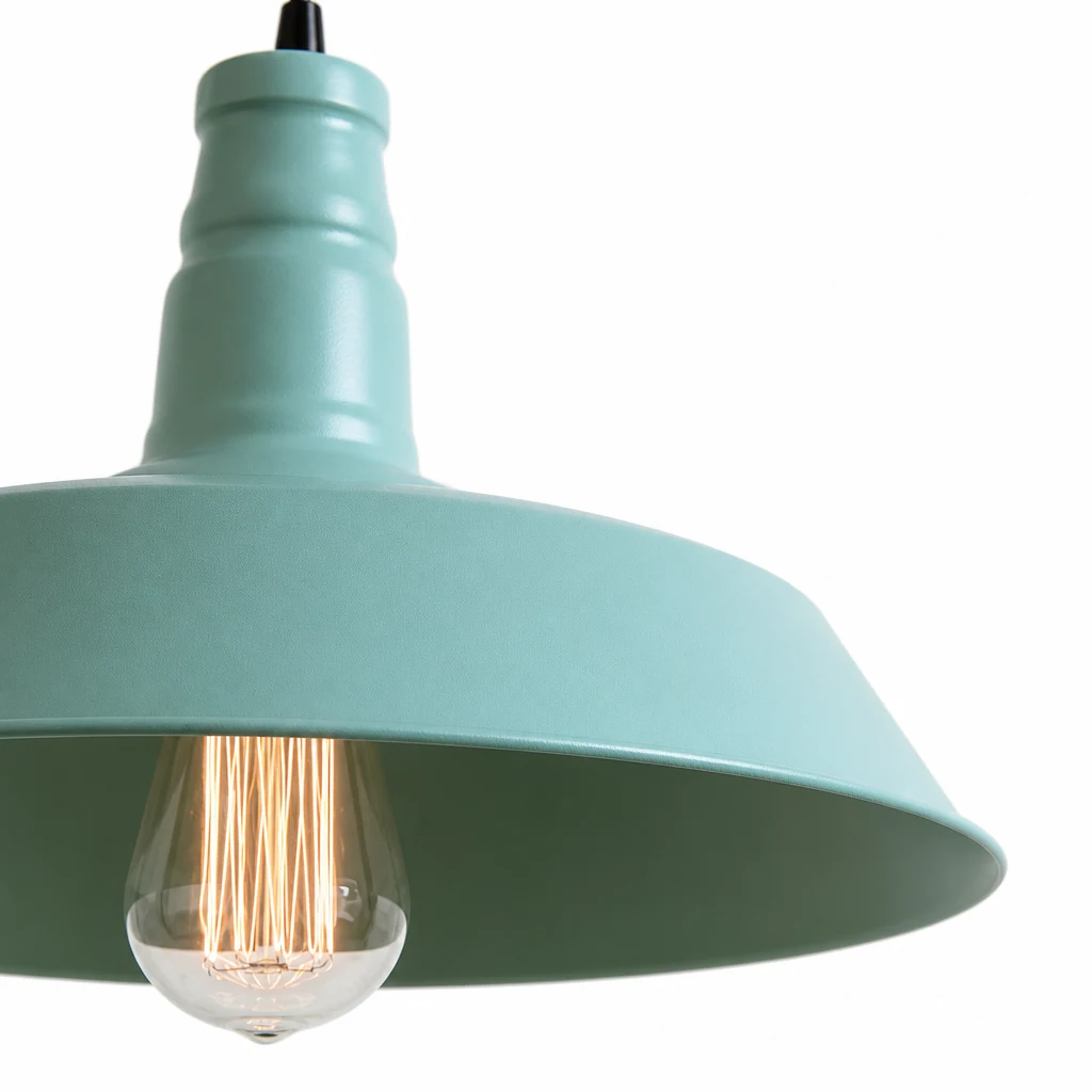 Zbliżenie na lampę wiszącą PORTSDOWN, wykończenie z matowego metalu