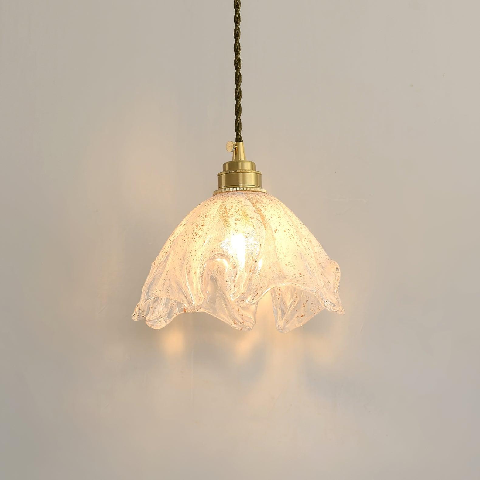 Lampa wisząca świecąca na tle prostej ściany