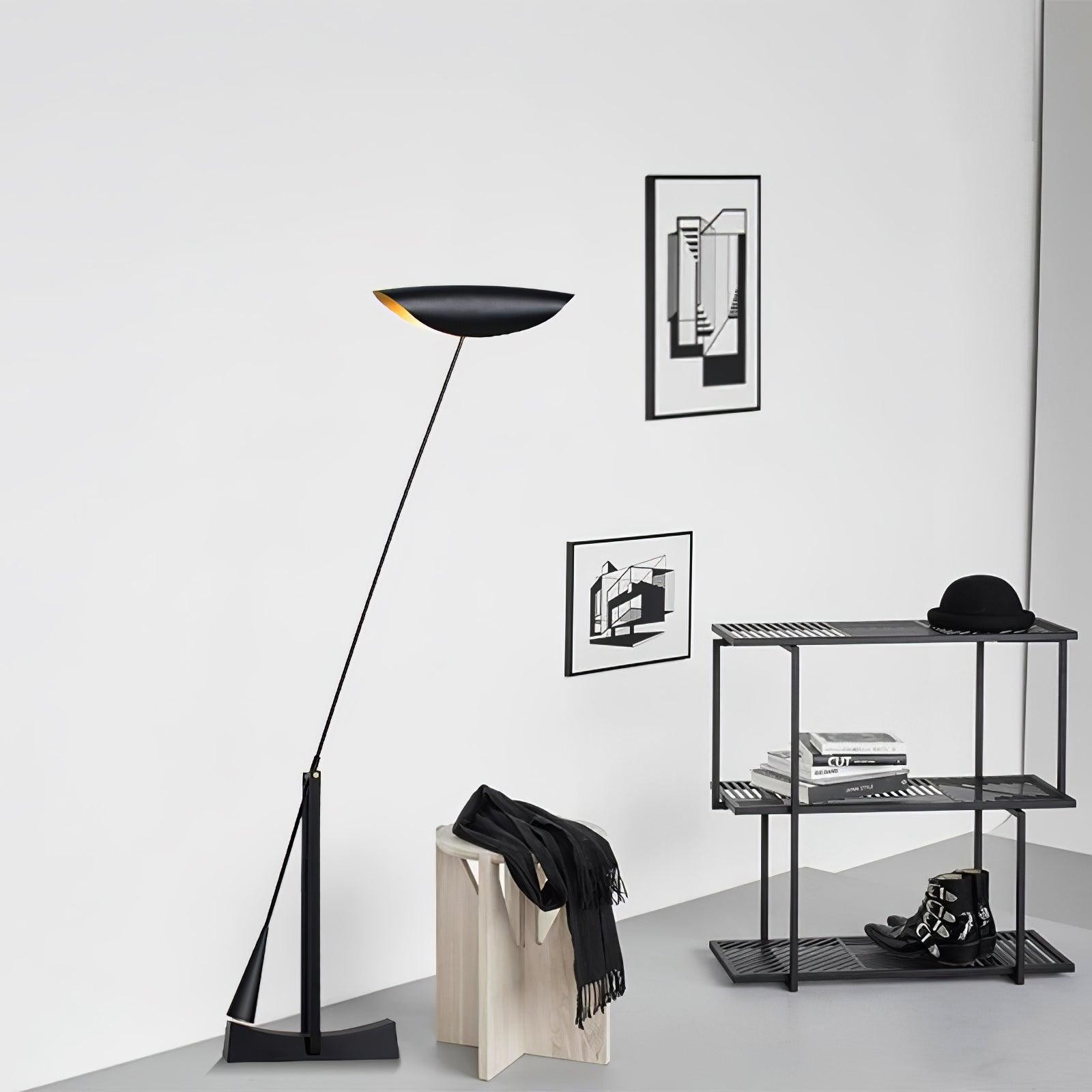 Czarna lampa podłogowa w stylowym wnętrzu z dekoracją półki