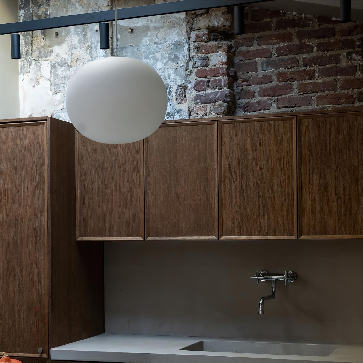 Kulista lampa wisząca w scenie kuchennej