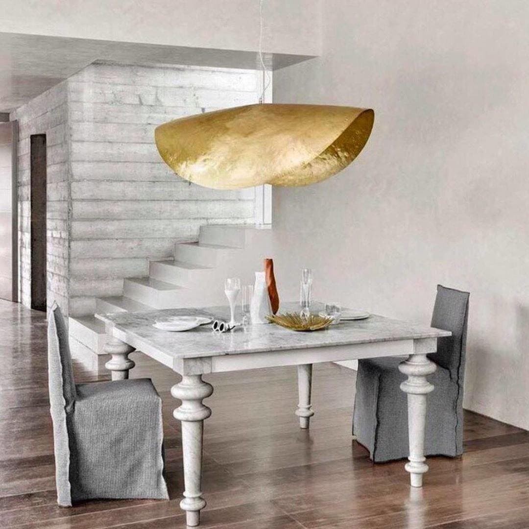 Mosiężna lampa wisząca nad stołem w jadalni