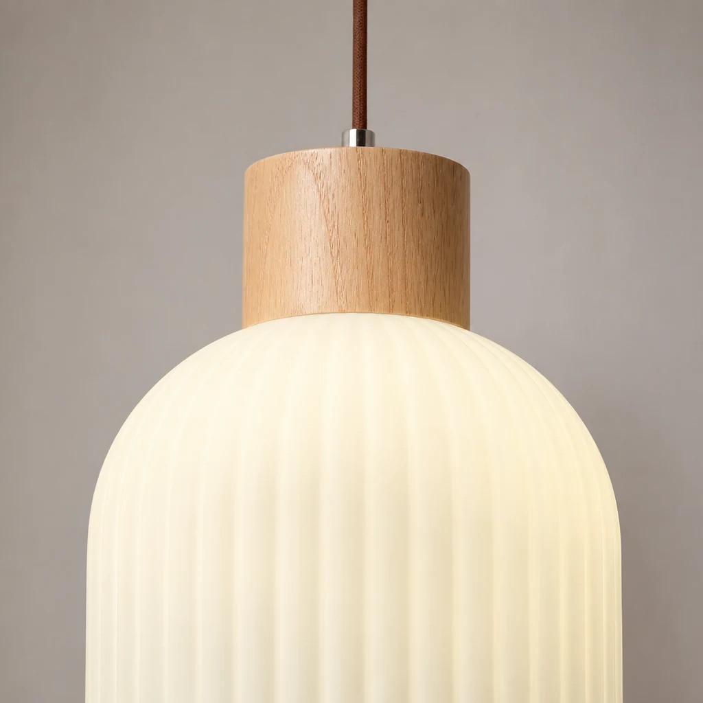 Dokładny szczegół białej szklanej lampy wiszącej w stylu latarni