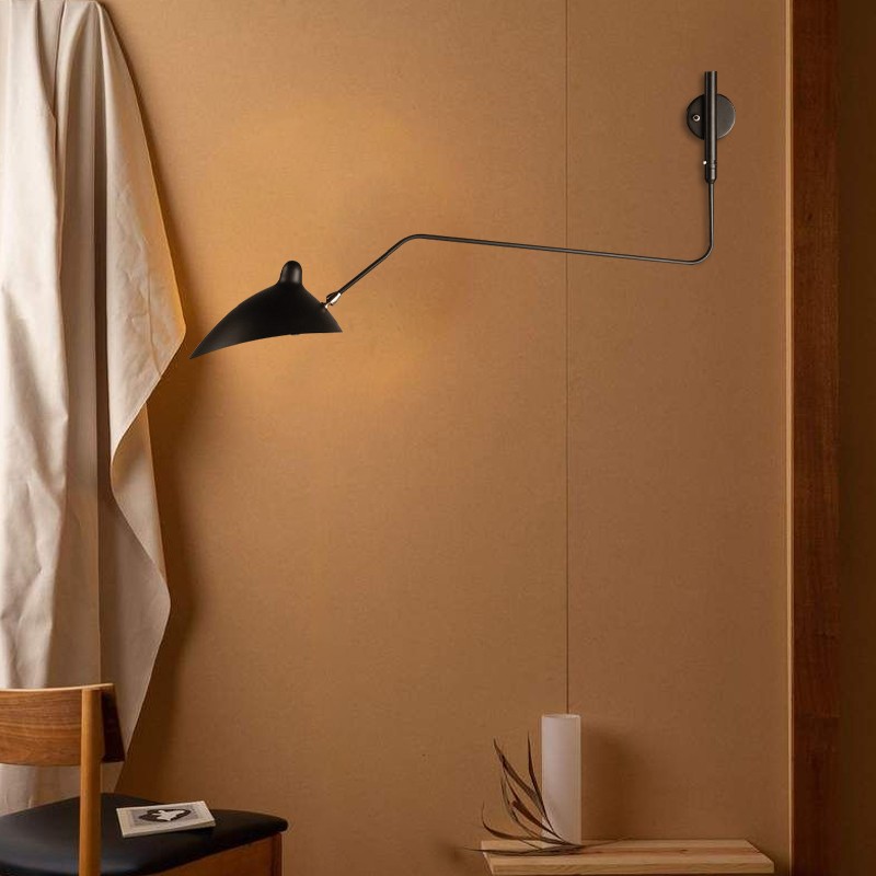 Svart vegglampe slått på i et varmt interiørbilde