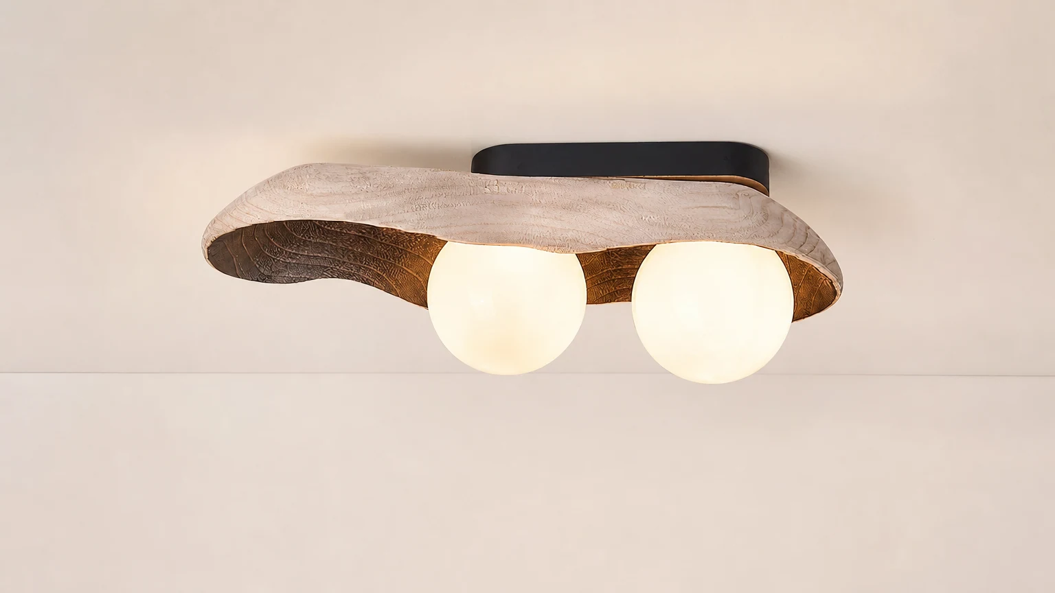 Lampa Sufitowa Pea D687 zamontowana w ciepłym wnętrzu