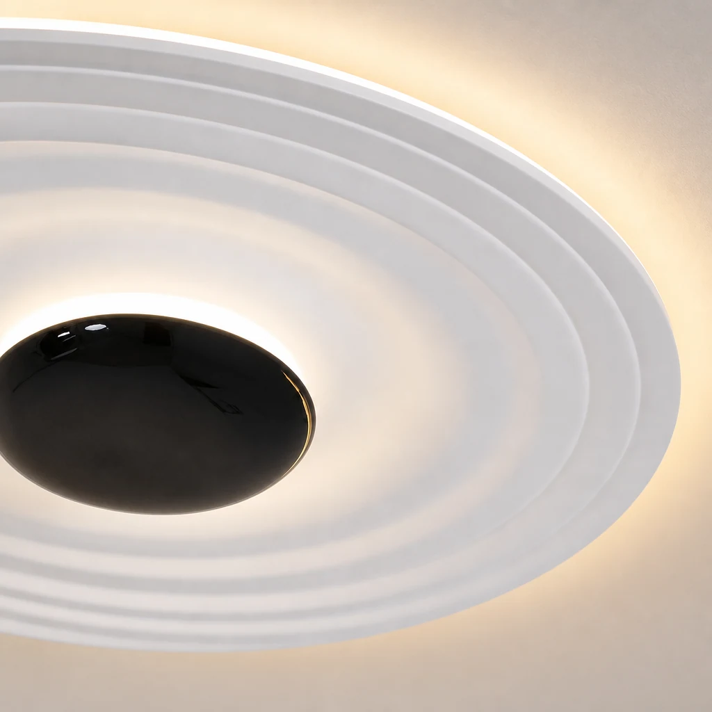 Zbliżenie na wykończenie i dyfuzor lampy sufitowej Ring Ripple M447