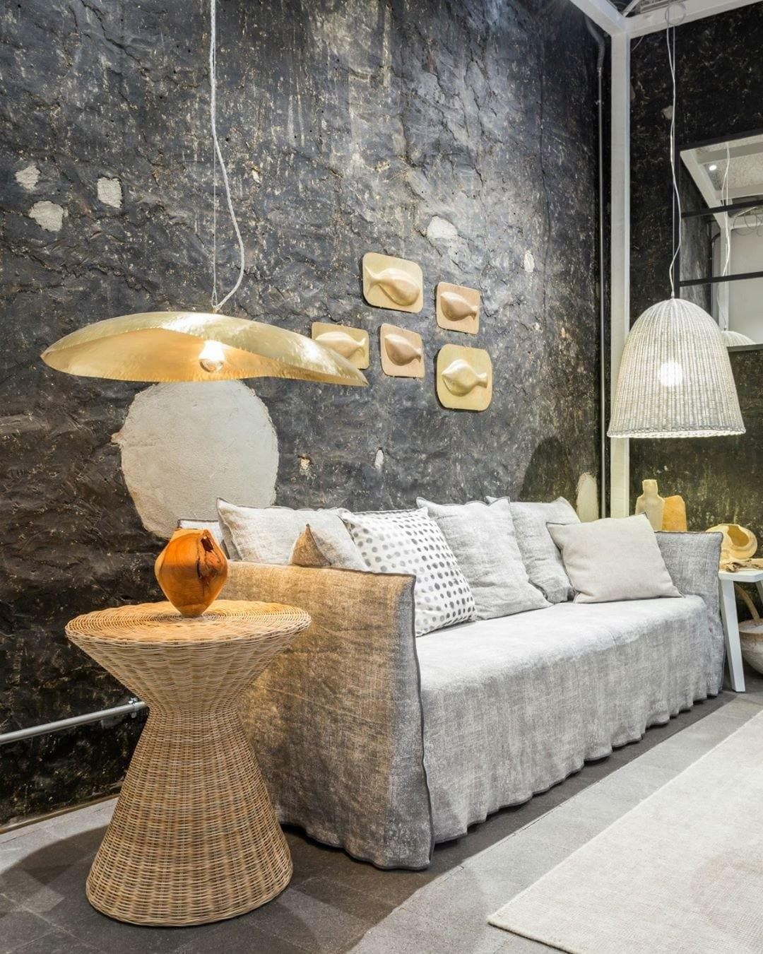 Lampa wisząca w scenie w salonie