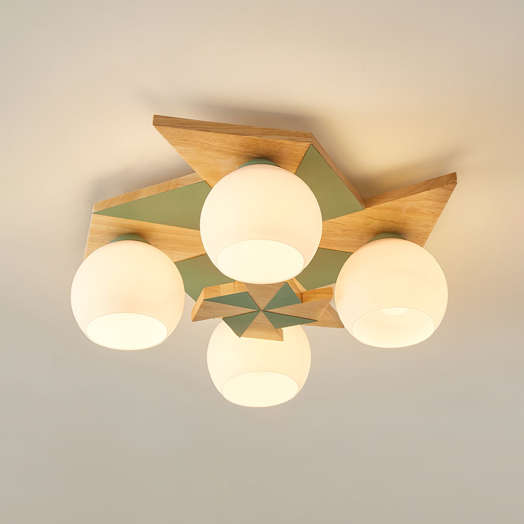 Gros plan sur le luminaire de plafond Windmill, de couleur verte et bois.