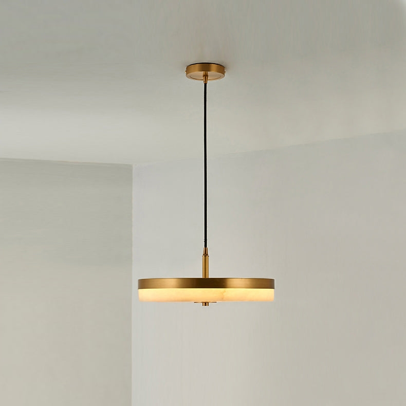 Lampa wisząca Wyatt zainstalowana na prostej ścianie i suficie