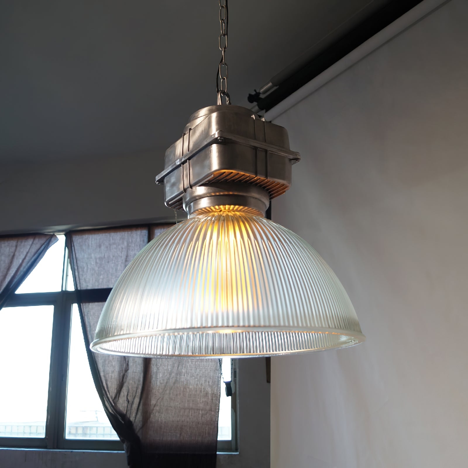 Lampa wisząca Lobay zainstalowana w pobliżu okna